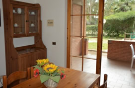 zona cucina e terrazzo appartamenti vista piscina