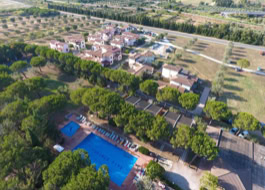 vista delle piscine e degli appartamenti sulla piscina e degli appartamenti e delle camere lato campagna del Baia Etrusca Resort