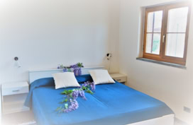 camera bilocali vista piscina