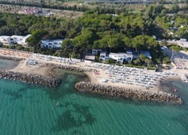 La spiaggia privata del Baia etrusca resort