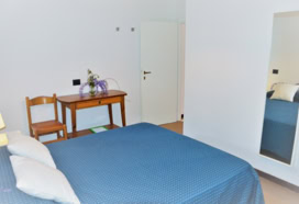 camera matrimoniale trilocale vista mare