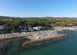 Vista della spiaggia privata e deigli appartamenti vista mare del Baia etrusca Resort. La scogliera fragiflutti che crea piccole piscine adatte anche ai più piccoli