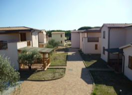 Vista degli appartamenti lato campagna dalla DIrezione del Baia Etrusca resort