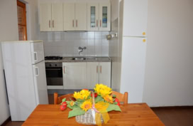 cucina bilocali vista piscina